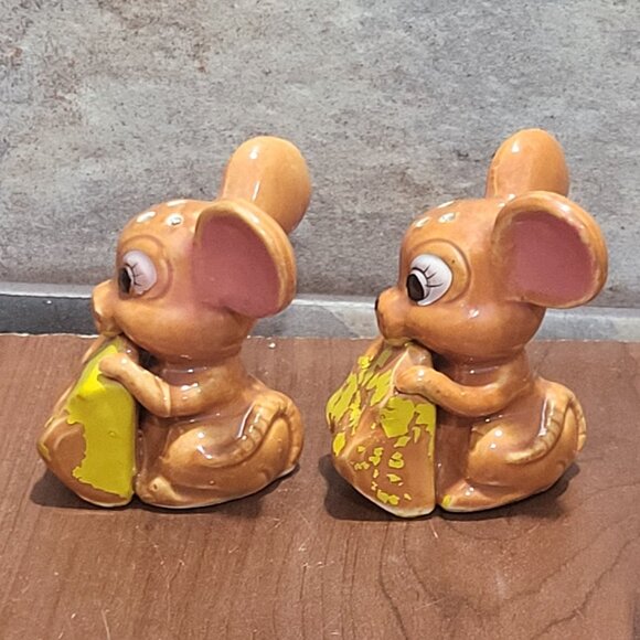 Vintage Mouse and Cheese Salt and Pepper Shaker Set - Picture 7 of 11